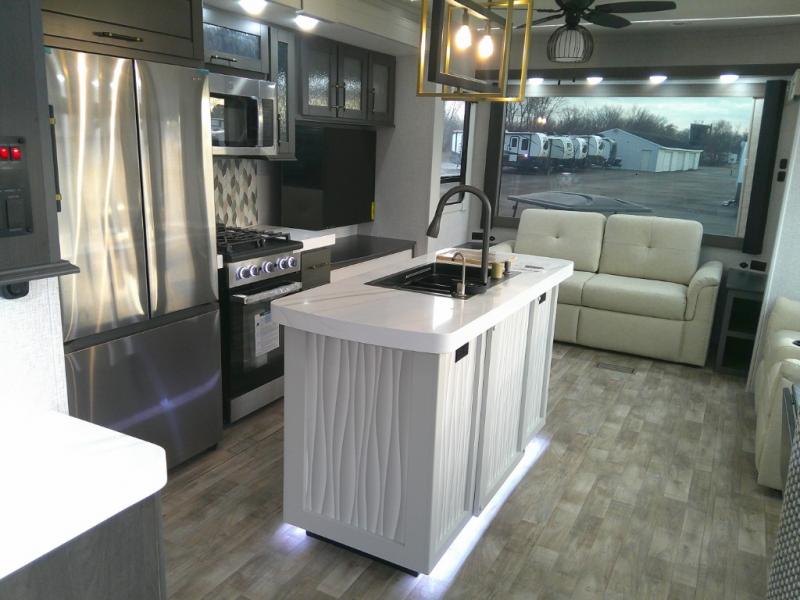 2025 Redwood Regency 3721FDB, $ 0