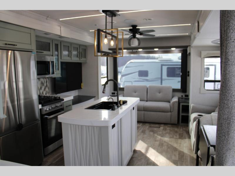 2025 Redwood Regency 3721FDB, $ 0