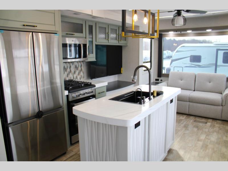 2025 Redwood Regency 3721FDB, $ 0