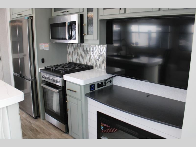 2025 Redwood Regency 3721FDB, $ 0