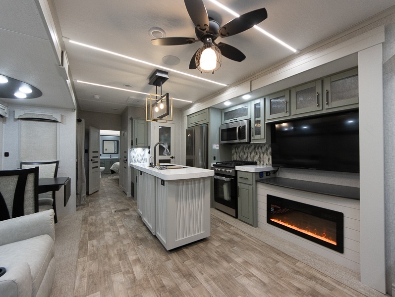 2025 Redwood Regency 3721FDB, $ 0