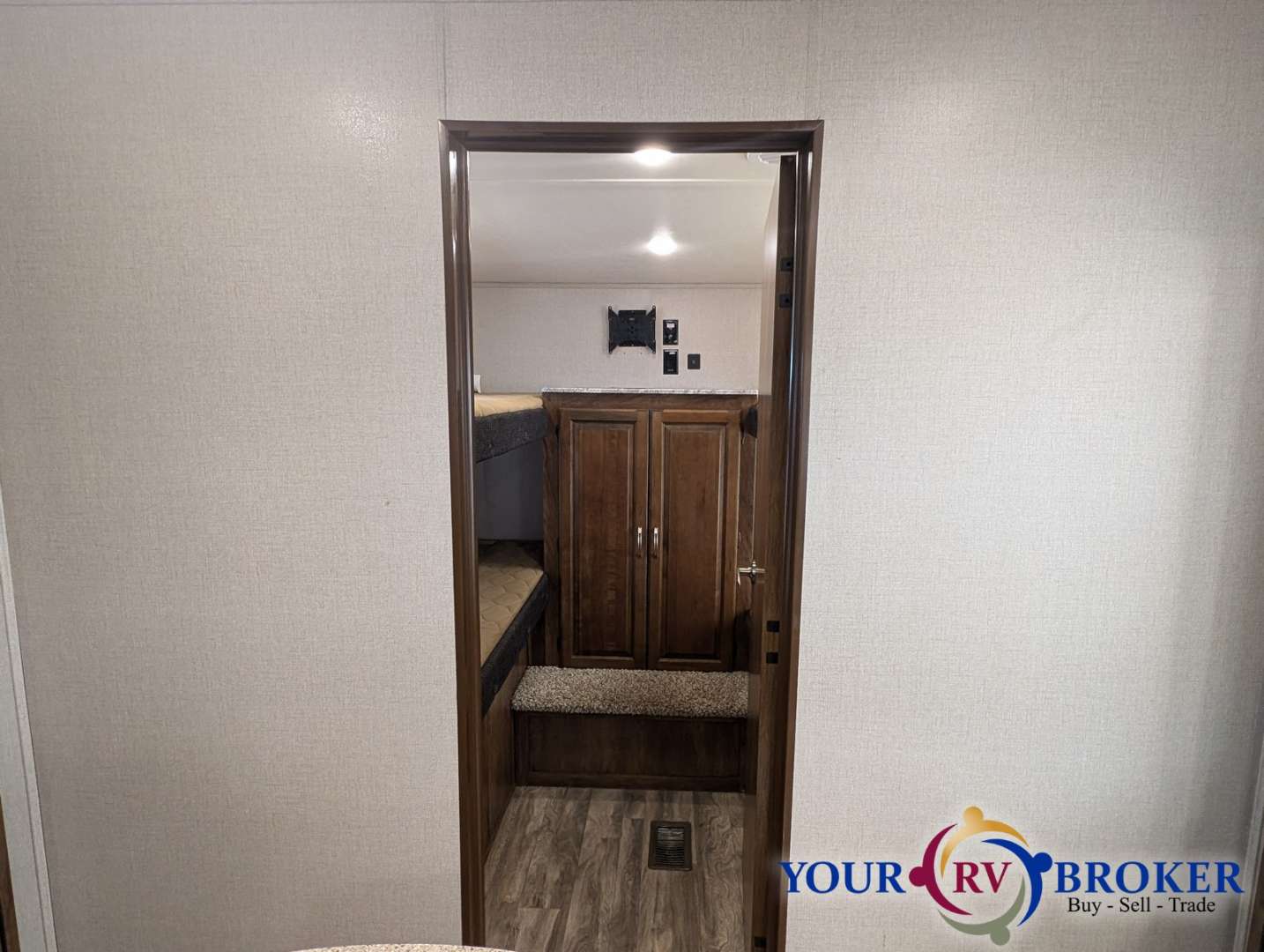 2019 Shasta Phoenix Lite 29BH, $ 31,900