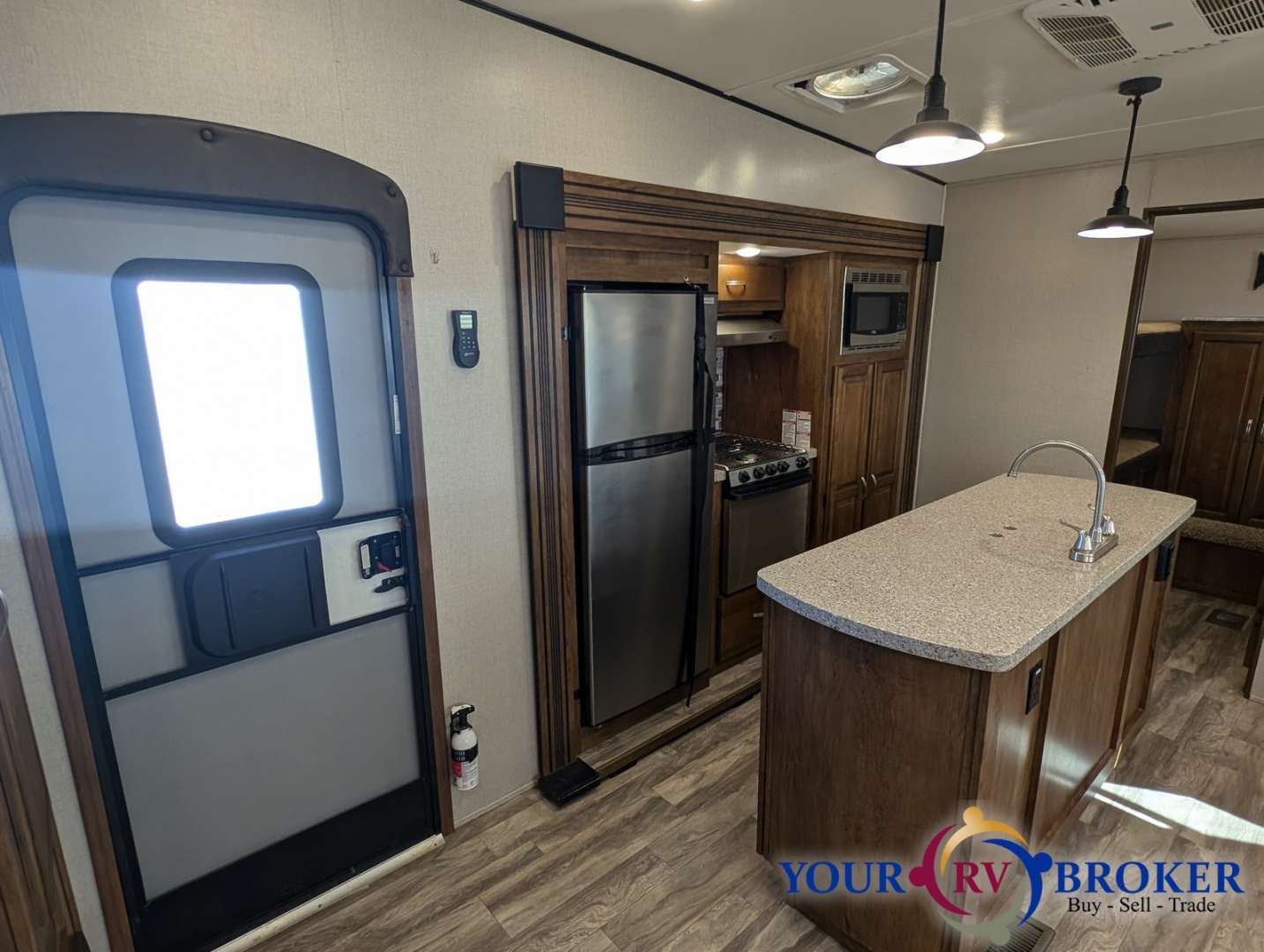 2019 Shasta Phoenix Lite 29BH, $ 31,900