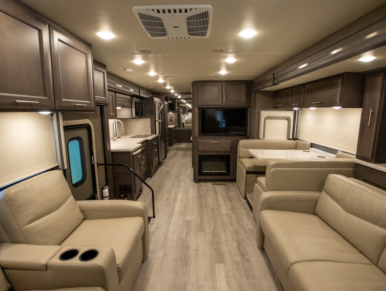 2022 Thor Motor Coach Palazzo 37.4, $ 0