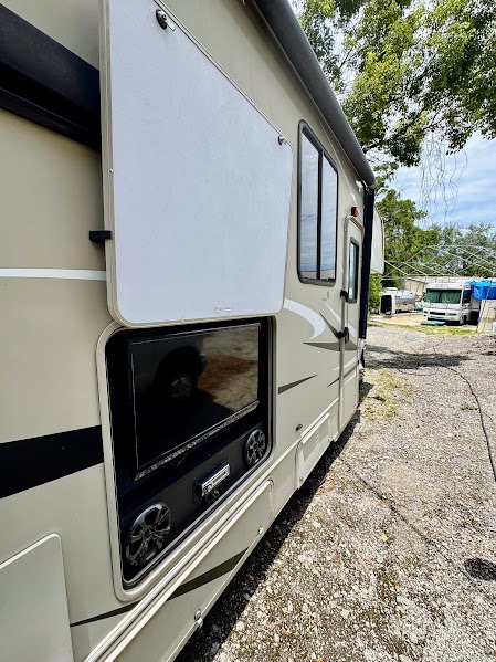2015 Coachmen Leprechaun 319 DS, $ 38,500