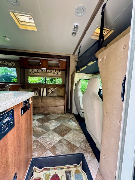 2015 Coachmen Leprechaun 319 DS, $ 38,500