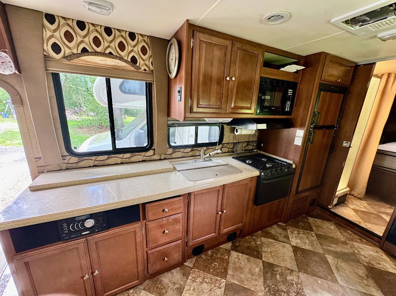 2015 Coachmen Leprechaun 319 DS, $ 38,500
