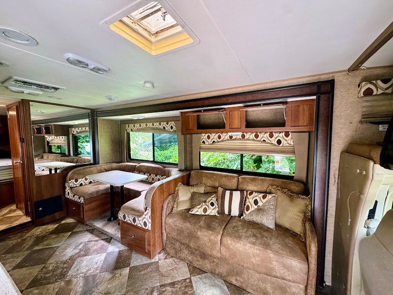 2015 Coachmen Leprechaun 319 DS, $ 38,500