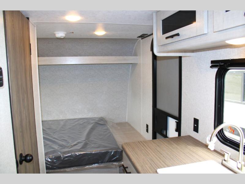 2025 CrossRoads Zinger Lite ZR18QB, $ 21,022