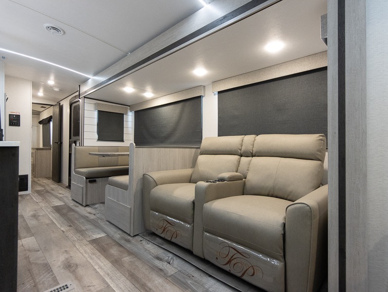 2025 CrossRoads Sunset Trail Super Lite SS330SI, $ 64,309