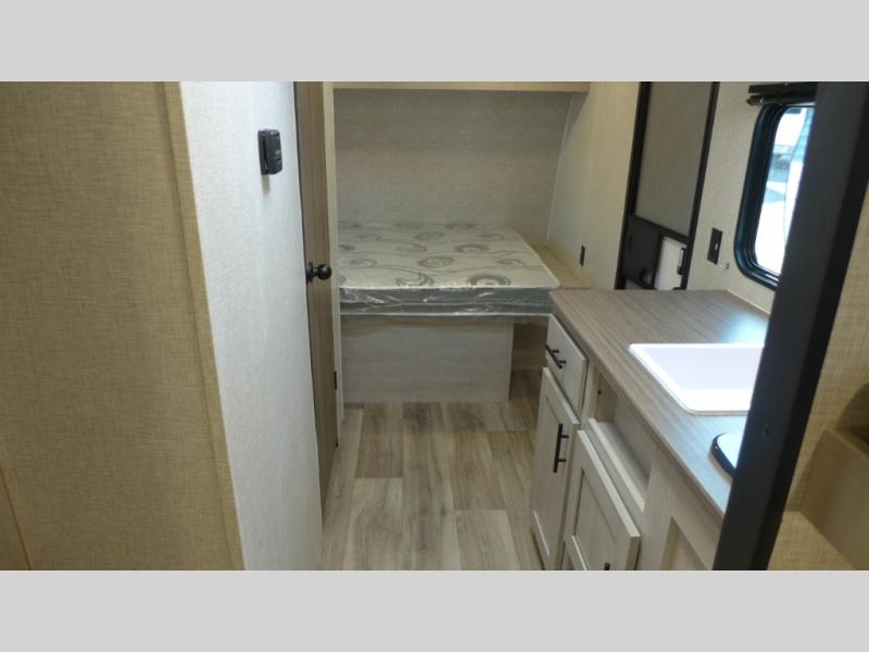 2025 CrossRoads Zinger Lite ZR18QB, $ 0