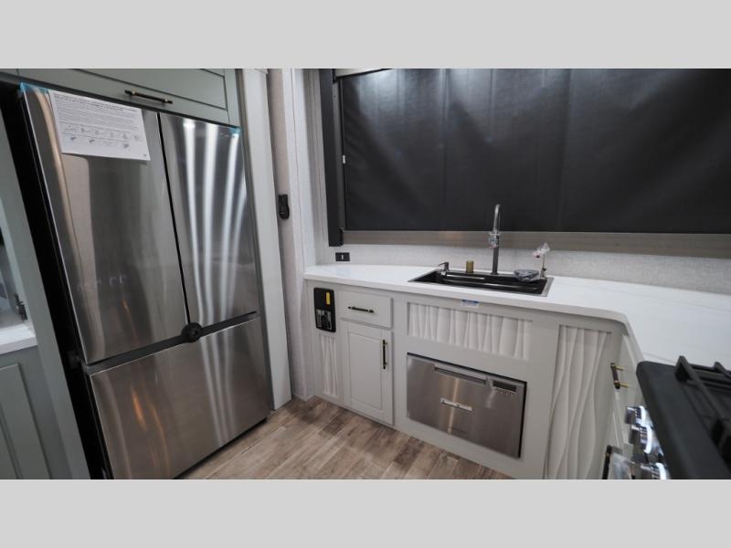 2025 CrossRoads Redwood Regency RW3881FKL, $ 94,990