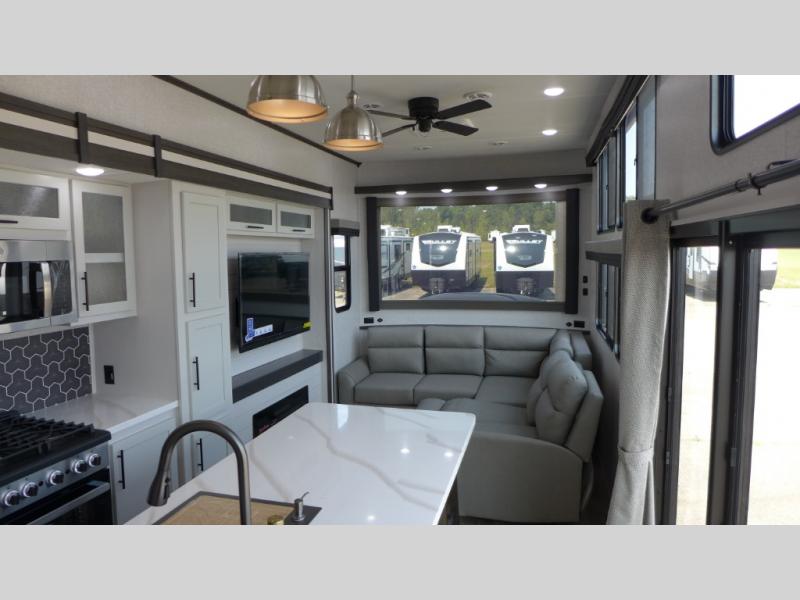 2025 CrossRoads Hampton HP395BAM, $ 108,875