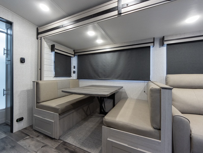 2024 CrossRoads Sunset Trail Super Lite SS253RB, $ 55,597