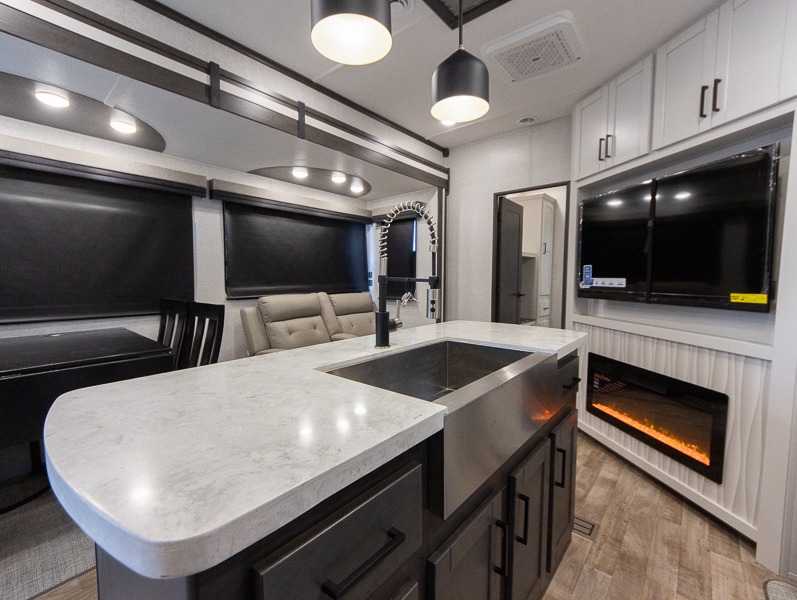 2024 CrossRoads Hampton HP378DBB, $ 64,990