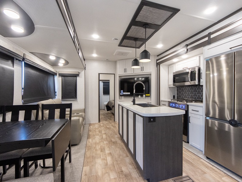 2024 CrossRoads Hampton HP378DBB, $ 64,990