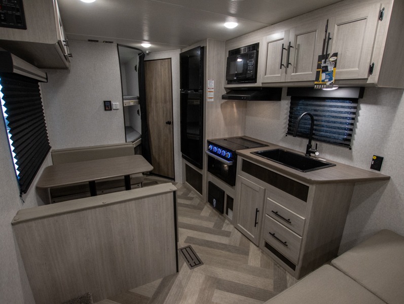 2024 CrossRoads Zinger Lite ZR252BH, $ 16,990