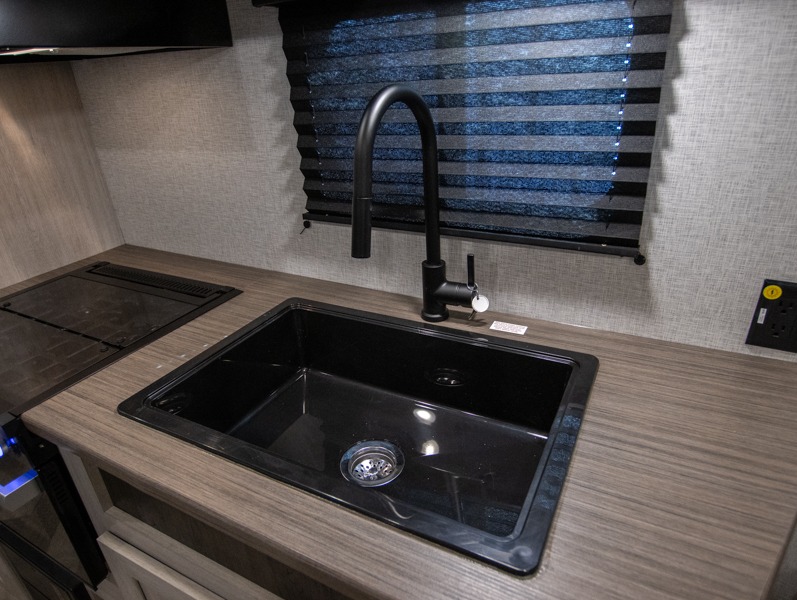 2024 CrossRoads Zinger Lite ZR252BH, $ 16,990