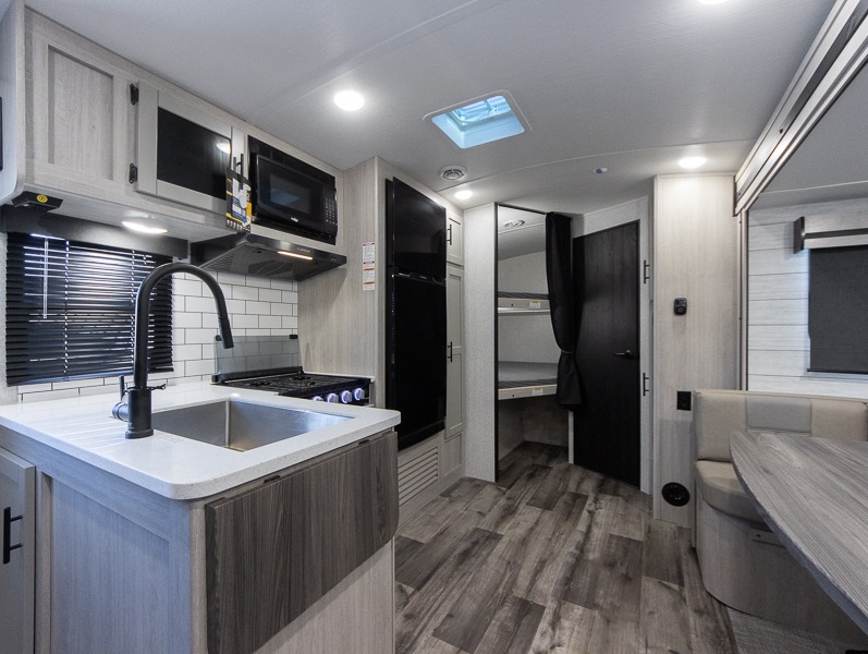 2024 CrossRoads Sunset Trail Super Lite SS242BH, $ 48,552