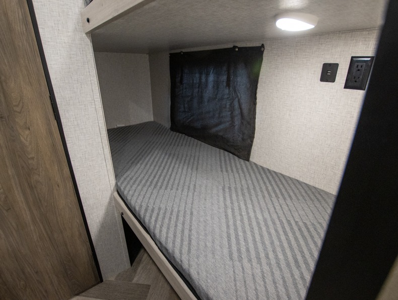 2024 CrossRoads Zinger Lite ZR18BH, $ 12,990