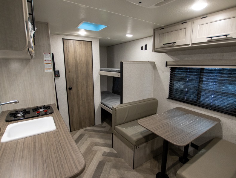 2024 CrossRoads Zinger Lite ZR18BH, $ 12,990