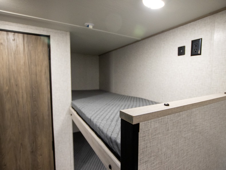 2024 CrossRoads Zinger Lite ZR18BH, $ 12,990