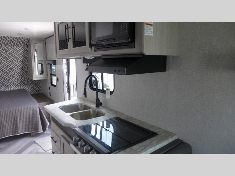 2024 CrossRoads Zinger Lite ZR211RD, $ 30,417