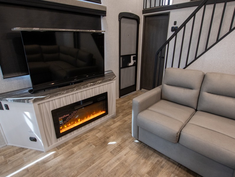 2024 CrossRoads Hampton HP390PVL, $ 64,990