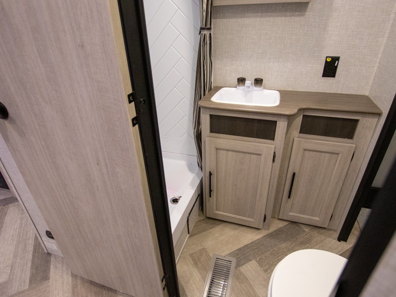 2023 CrossRoads Zinger ZR320FB, $ 34,990