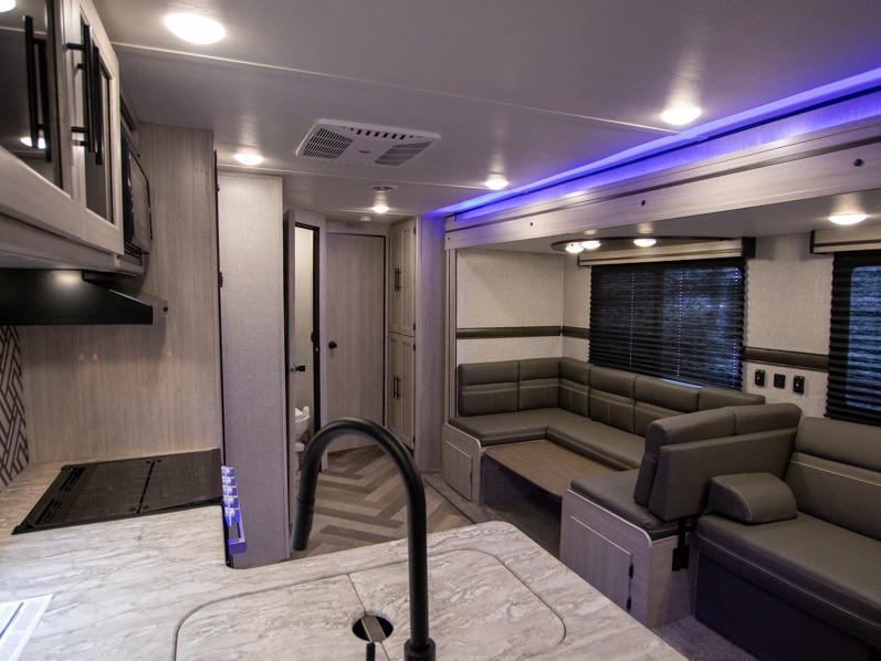 2023 CrossRoads Zinger ZR320FB, $ 34,990