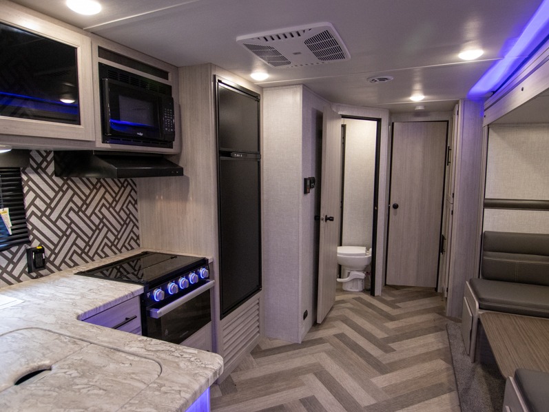 2023 CrossRoads Zinger ZR320FB, $ 34,990