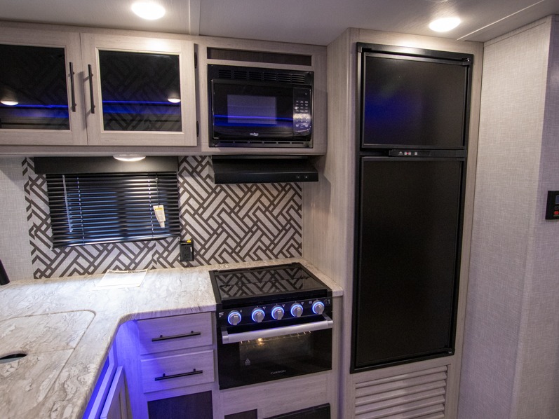 2023 CrossRoads Zinger ZR320FB, $ 34,990