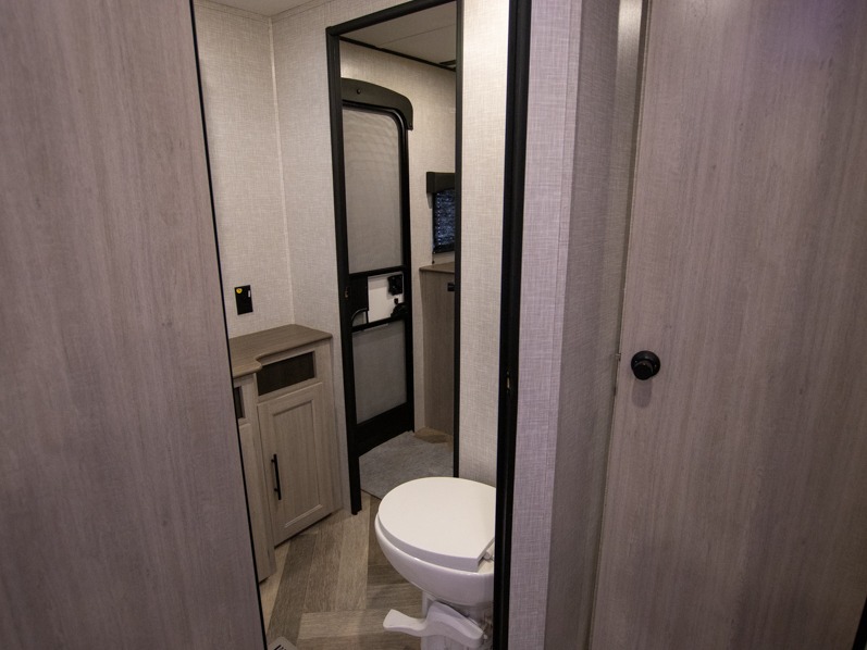 2023 CrossRoads Zinger ZR320FB, $ 34,990