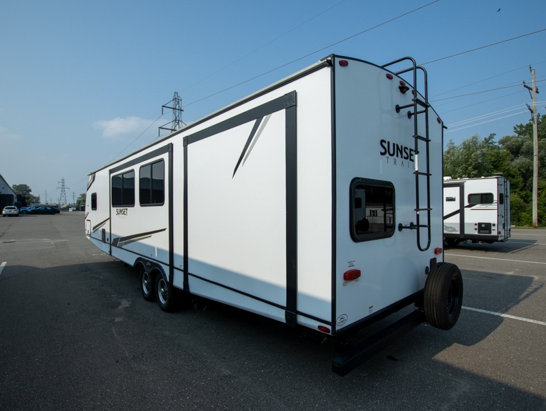 2023 CrossRoads Sunset Trail Super Lite SS331BH, $ 72,370