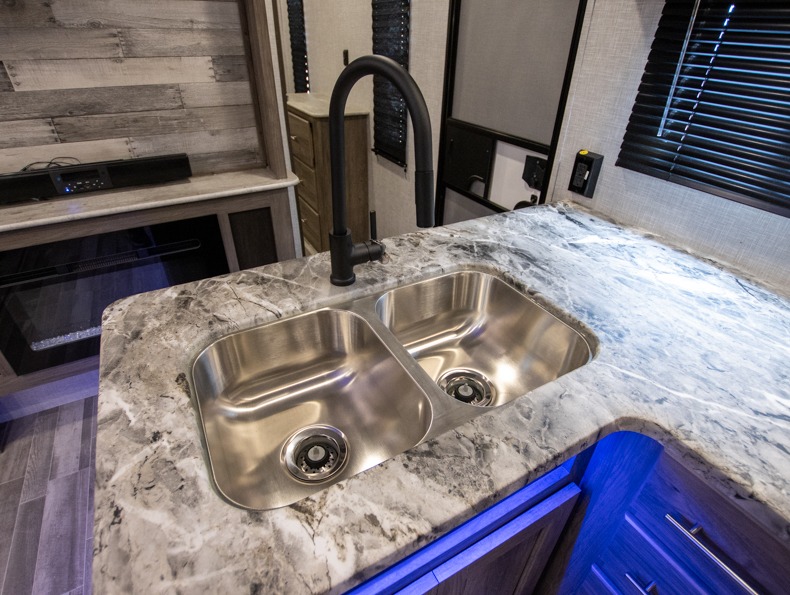 2023 CrossRoads Zinger ZR340BH, $ 37,990