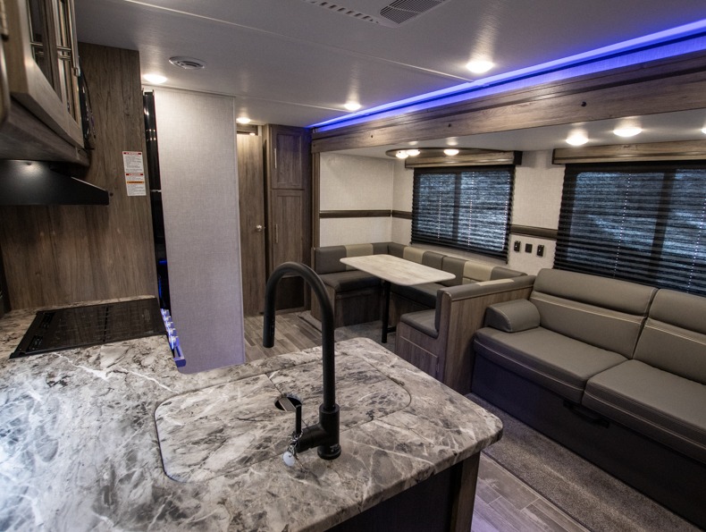 2023 CrossRoads Zinger ZR340BH, $ 37,990