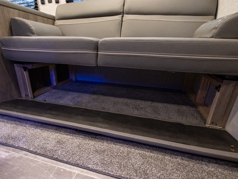 2023 CrossRoads Zinger ZR340BH, $ 37,990