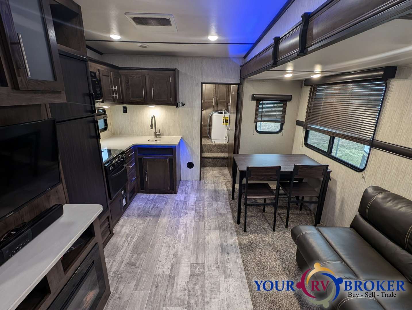 2019 CrossRoads Volante 5th Wheel VL295BH, $ 29,900
