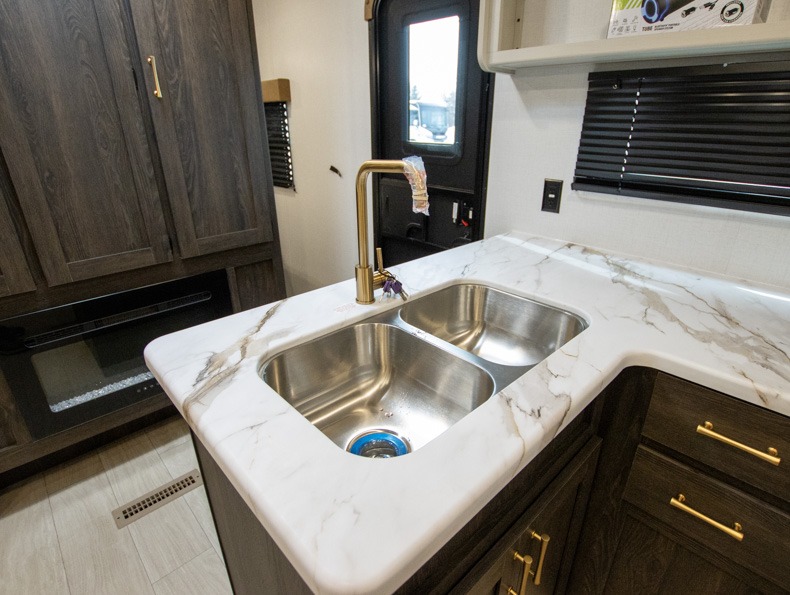 2026 CrossRoads Zinger ZR328SB, $ 32,999