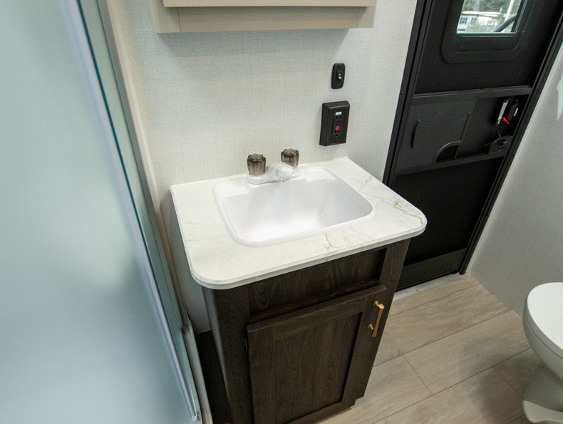 2026 CrossRoads Zinger ZR328SB, $ 32,999