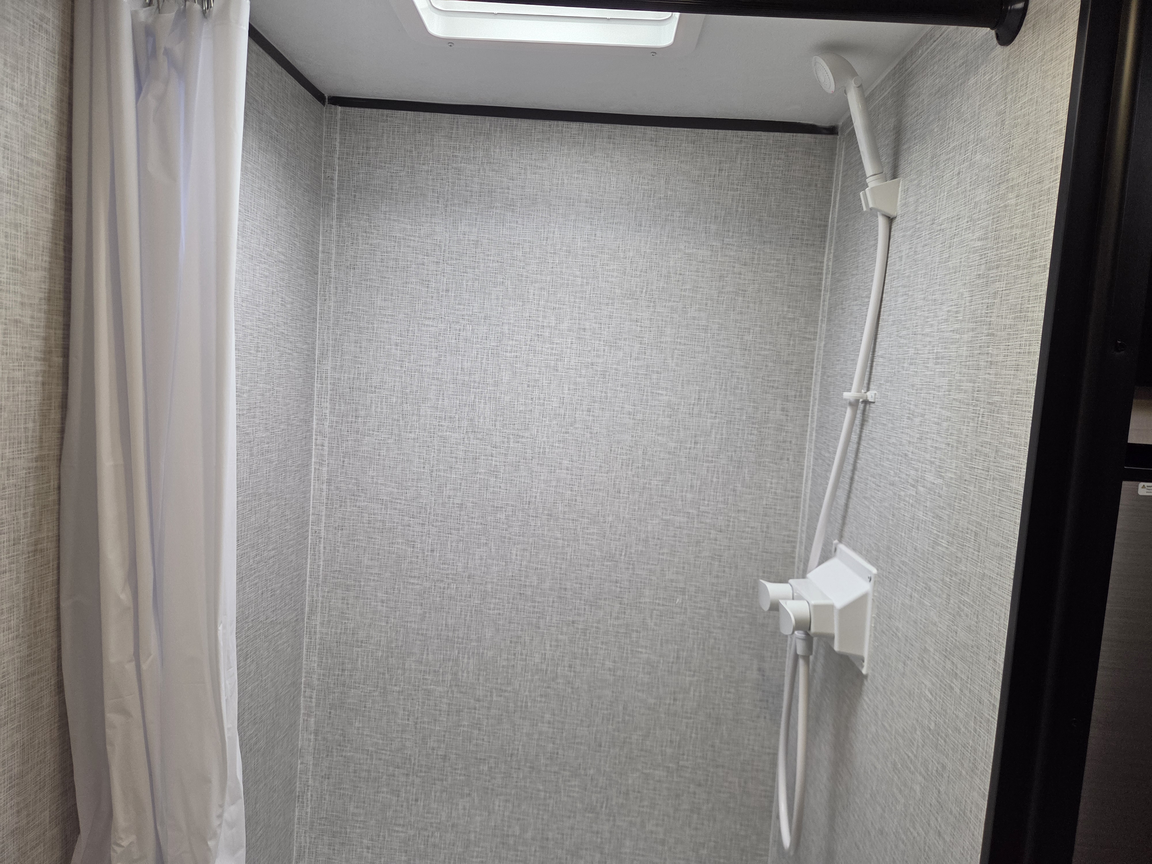 2025 CrossRoads Zinger Lite ZR18RB, $ 12,995