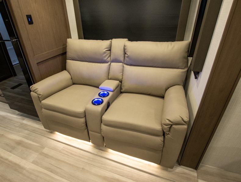 2026 Keystone Cougar Half-Ton (Travel Trailer) 22M, $ 39,990