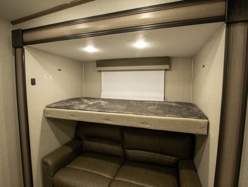 2022 Coachmen Chaparral 373MBRB, $ 68,725