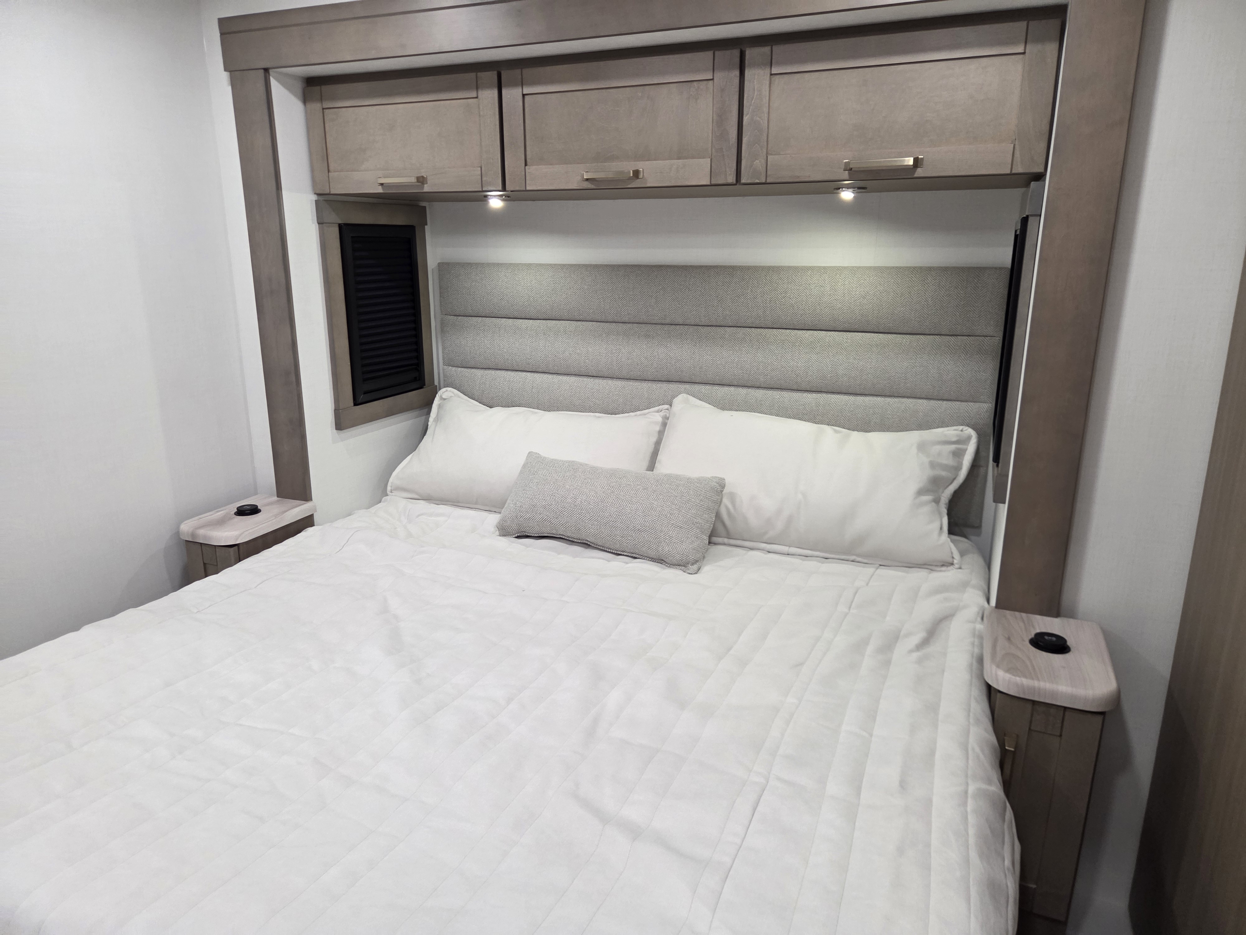 2027 Jayco Precept 36C, $ 189,990