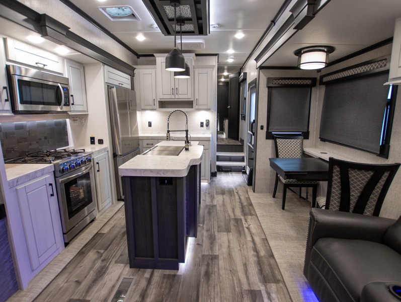 2023 CrossRoads Redwood RW3401RL, $ 105,000