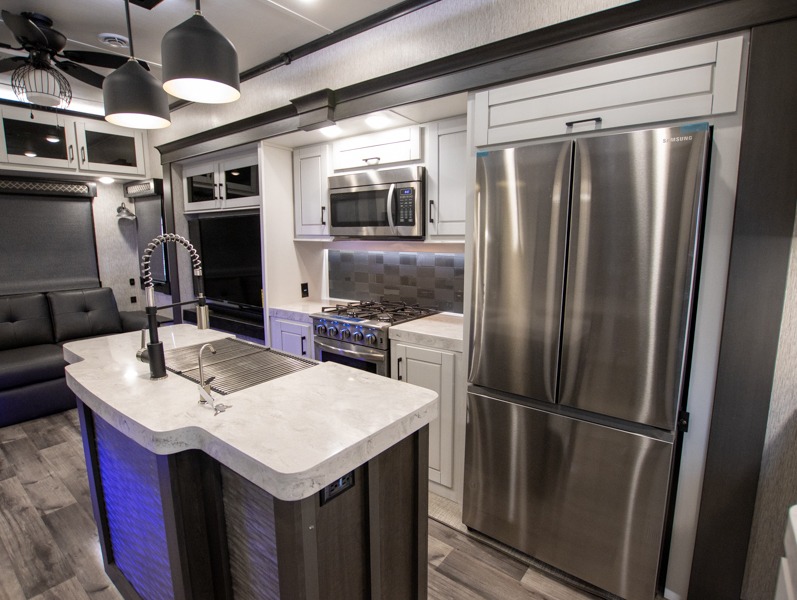 2023 CrossRoads Redwood RW3401RL, $ 105,000