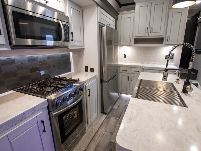 2023 CrossRoads Redwood RW3401RL, $ 105,000