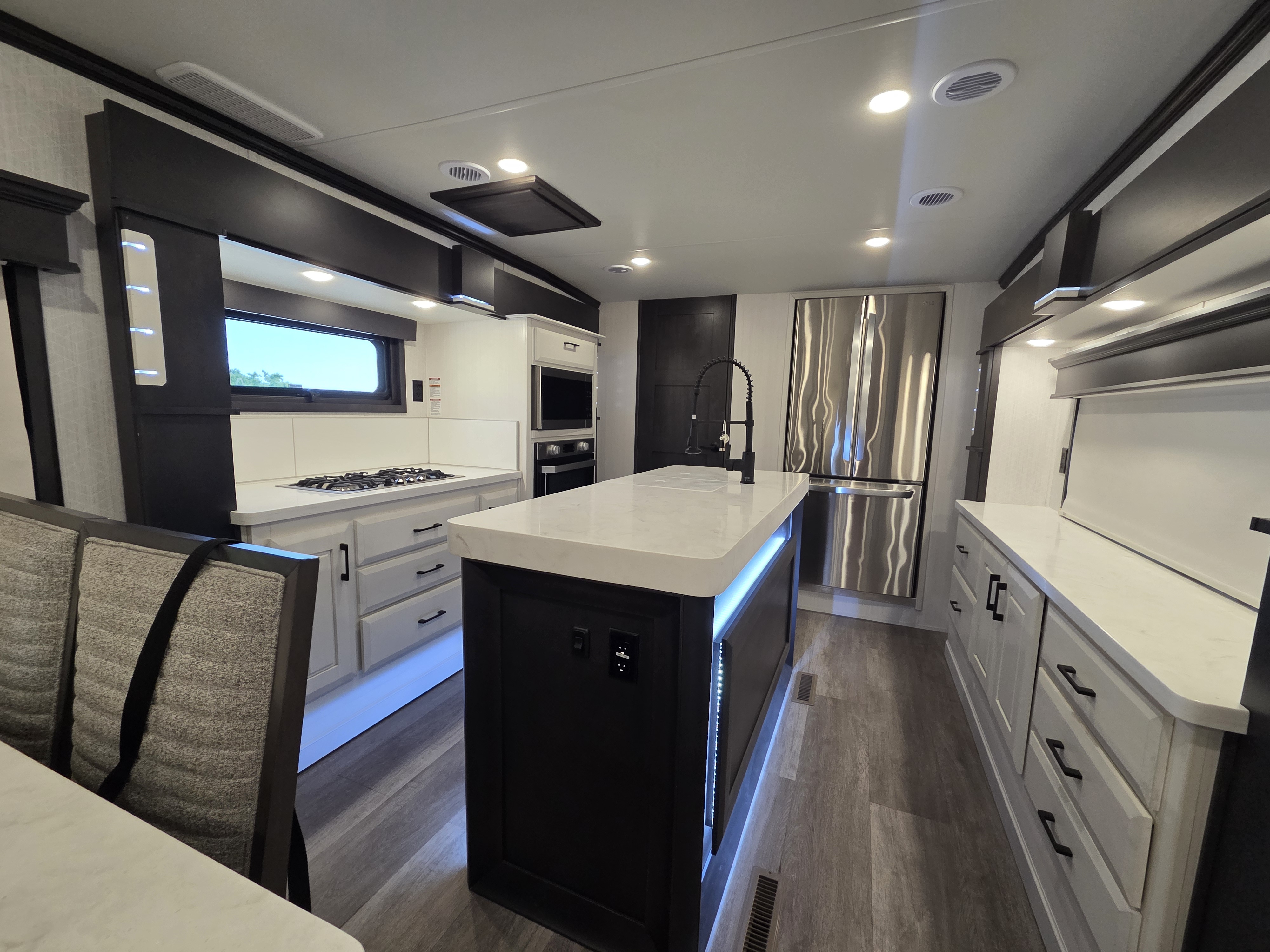 2022 DRV Mobile Suites 41FKMB, $ 134,995