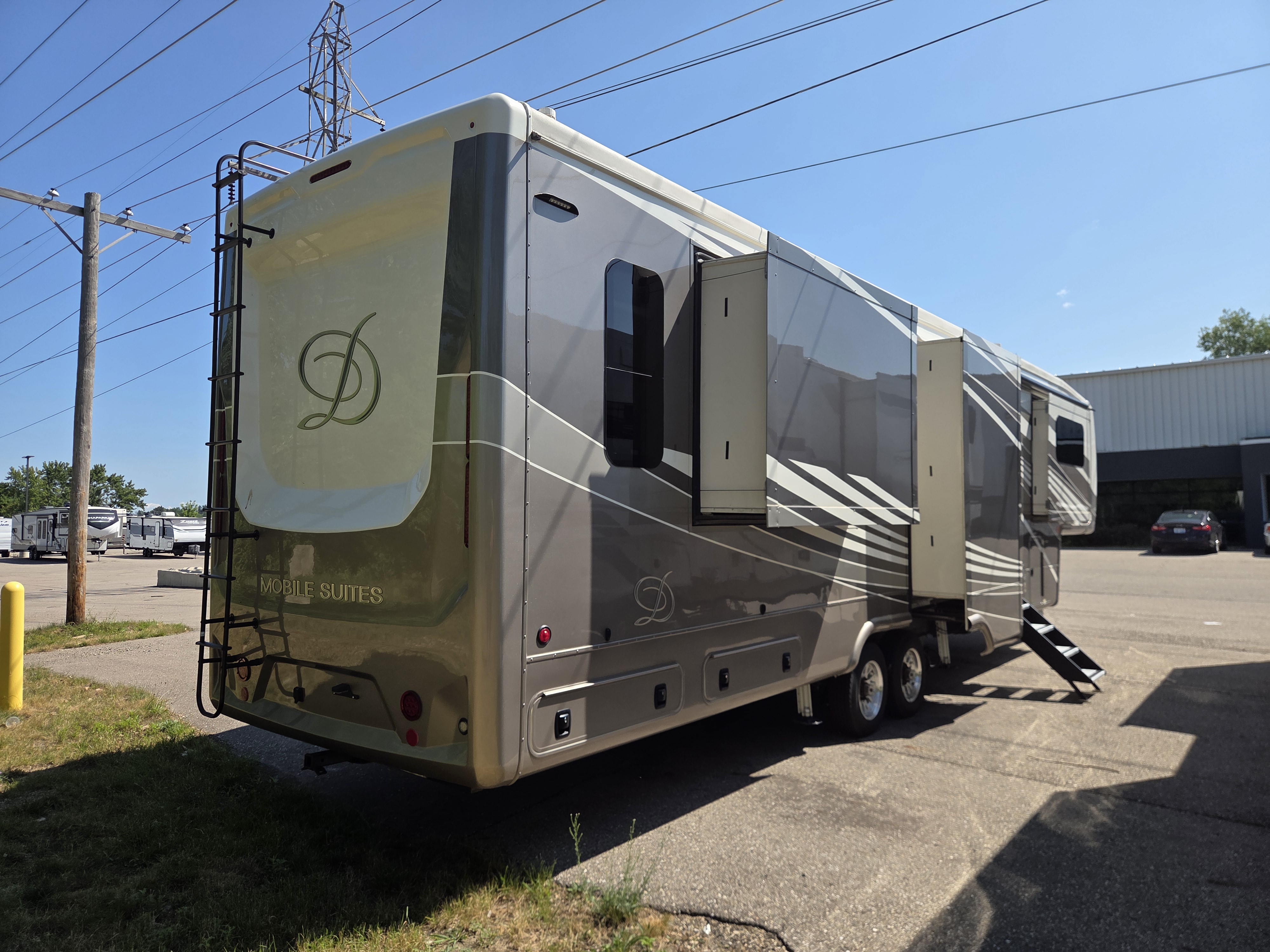 2022 DRV Mobile Suites 41FKMB, $ 134,995