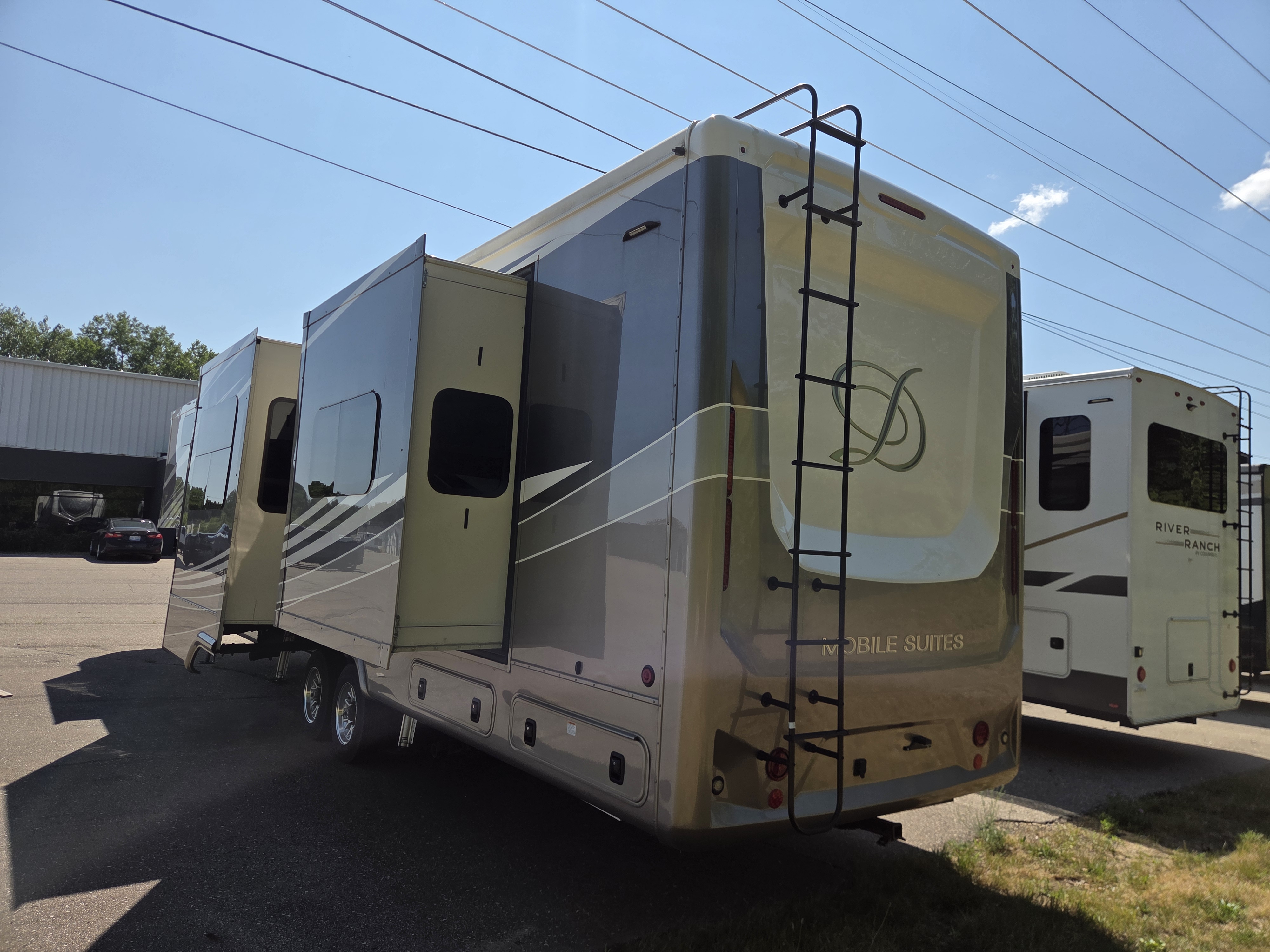2022 DRV Mobile Suites 41FKMB, $ 134,995
